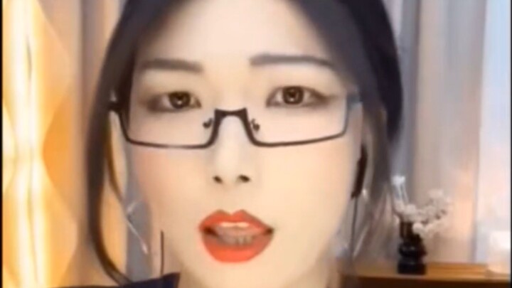 Tarian menghancurkan bawang putih untuk koleksi pribadi, ini adalah "menghancurkan bawang putih" say