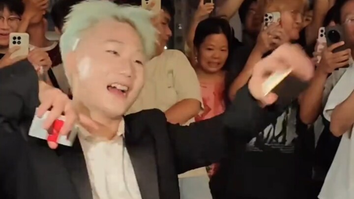 Wang Bian went to the outside of Wang Yuan's concert to open a big