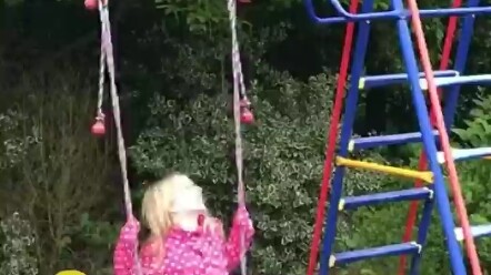 เด็กหญิงตัวเล็ก: หนูขอบคุณพี่จริงๆ เลย! แมวน้อย: หนูก็พยายามสู้แล้วนะ