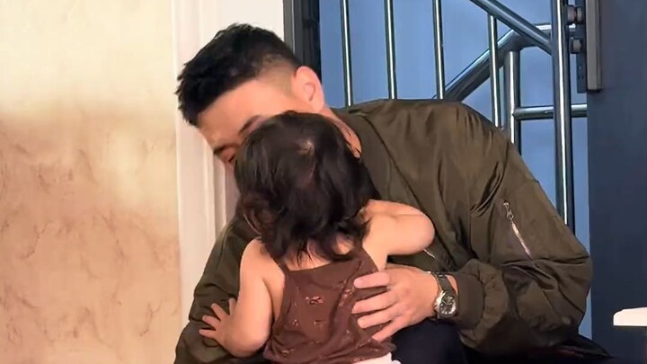 Every morning before heading out, there’s always a heartwarming father-daughter scene!