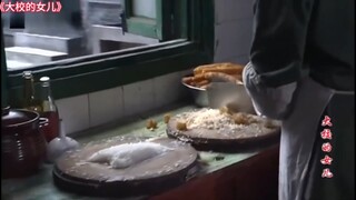 影视里部队吃戏:新兵一顿吃十五个包子，猪肉粉条都抢着吃