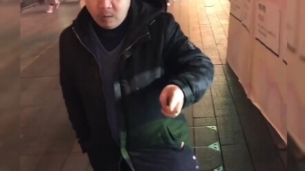 Changsha’s “Binglang Brother” begs for betel nuts on the street and even kneels to those who give hi