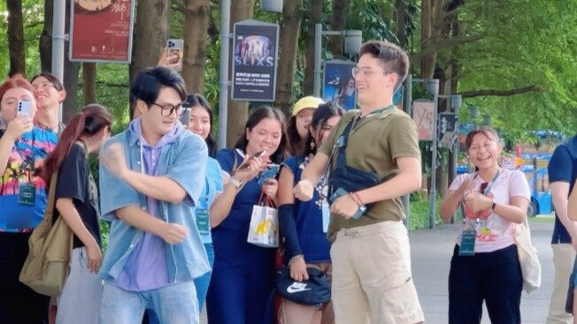 Wow~ I was surrounded by foreign friends today