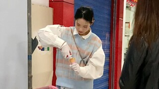 震惊！封校女大学生竟然在学校摆摊卖这个？