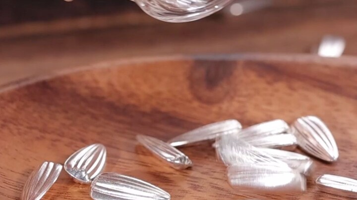 Pay attention to these two characters stamped on the jewelry.