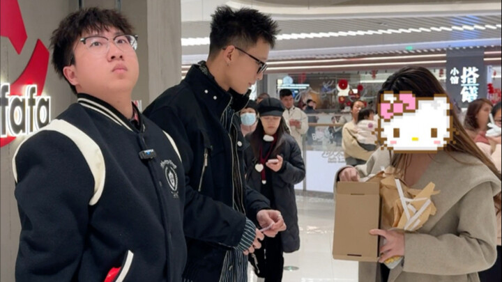 Memberikan hadiah misterius secara acak kepada orang-orang di jalan 3