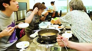 Orang-orang miskin datang untuk makan hot pot sepuasnya dan memakan semua dagingnya tanpa menunggu s