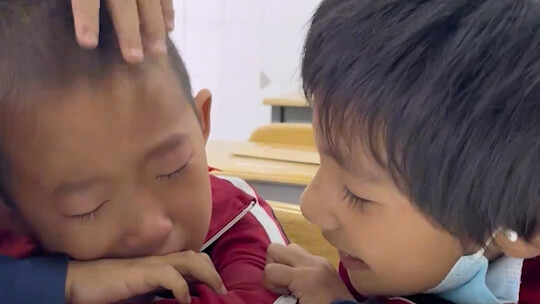 Cara anak SD menghibur orang dengan menyanyikan “Gu Yong Zhe” hahaha haha