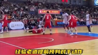 还抽空给了一个小蜜蜂之击