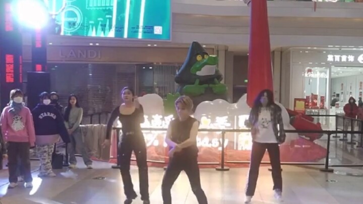Khawatir tentang kondisi mental penggemar selama adegan dansa...