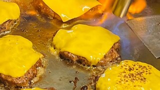 A Day in the Life of a Post-00s Who Quit Her Job to Sell Handmade Burgers and Save Up for a House