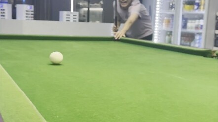 Baik yang bisa maupun yang tidak bisa bermain semuanya diam.