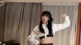 มีนักเรียนหญิงที่คุณเลือกไหม? - นักเรียนหญิงมัธยมปลายผู้เปี่ยมพลังเปลี่ยนชุดและเต้นเพลง "Hype Boy"