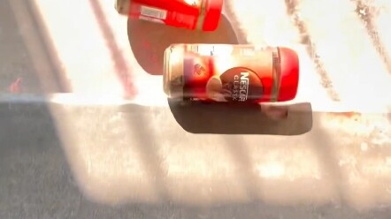 Khoảnh khắc giải áp khi lăn chai xuống cầu thang