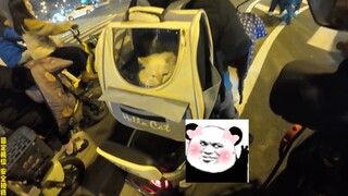 Cậu bé giao hàng mù chữ