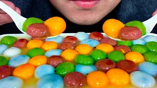 Eat dazzling little dumplings. Different chewing sound!