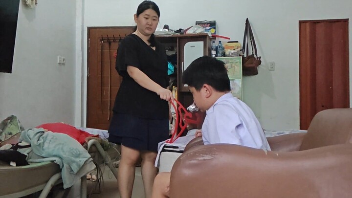 susahnya suruh anak makan siang