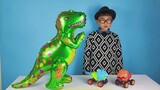 Raja Dinosaurus dan Tyrannosaurus Rex membawakan Ozawa mobil mainan baju besi dinosaurus, Ozawa bers