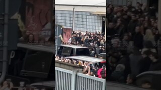 When Xiao Zhan comes, everyone reacts the same way - fans outside the venue and guests inside.