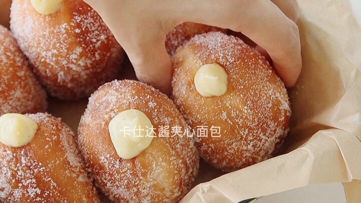 Here comes the custard-filled bread—hurry up and prepare one for your special someone!