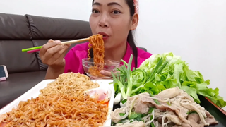 มาม่าเผ็ดผัดเห็ดรวม มาจ๊ะฝนพากิน