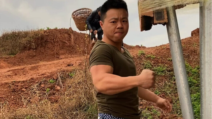 Pemuda kekar satu pukulan membengkokkan pipa baja