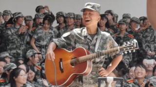 Ketika "Nama Bunga Tidak Dikenal" bertemu dengan gitar instruktur pelatihan militer