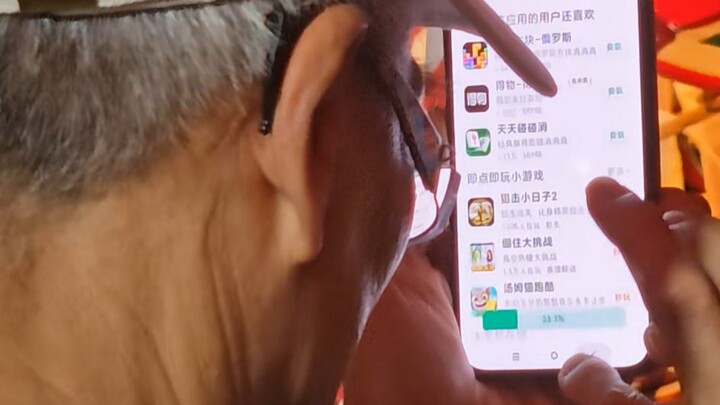 Hai cụ già dùng smartphone, trong quá trình đó đã xảy ra đủ loại sự kiện kỳ quái!