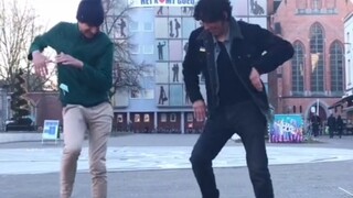 小哥在街头随机让路人教自己跳舞