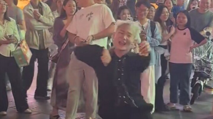 وصل وانغ بيان إلى تشانغشا، وحرك يده اليسرى واليمنى ببطء كما هو مألوف. هذه المرة، لم يجرؤ على توزيع ا