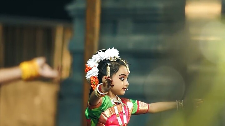Cô bé Ấn Độ nhảy múa Bharatanatyam