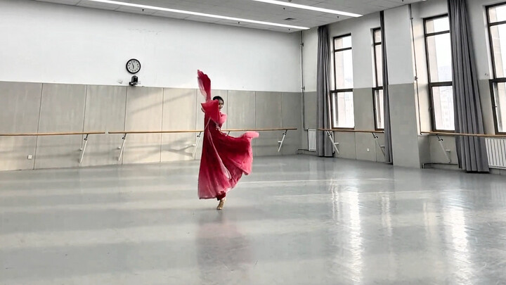 Versi kelas dari koreografi tari klasik “Angin Selatan”, koreografer: Huang Jiayuan, musik: Guan Daz