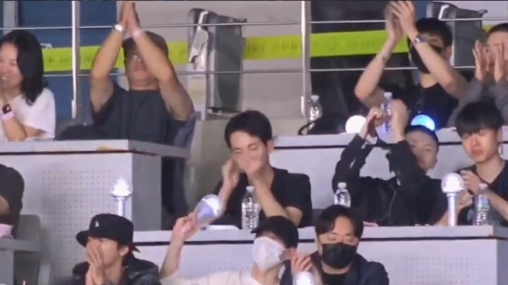 Reaksi Jungkook, Wonwoo, Jihoon, dan Seunghoon saat para member menari lagu hit