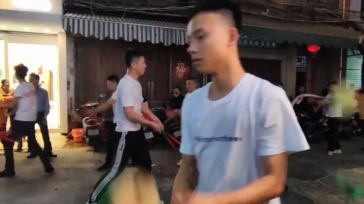 การซ้อมสำหรับขบวนพาเหรดเต้นรำเจียจื่อหยิง