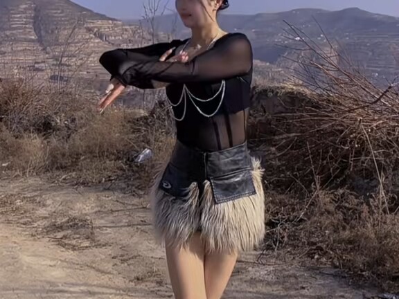 Why does the princess consort from the mountains of Gansu’s hometown look so silly?