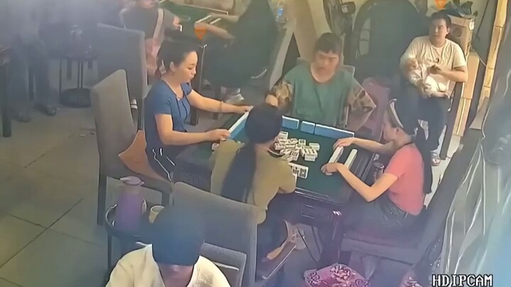 Khoảnh khắc động đất ở Lư Sơn, Tứ Xuyên: Cô gái vội vã vẫn không quên úp bài xuống