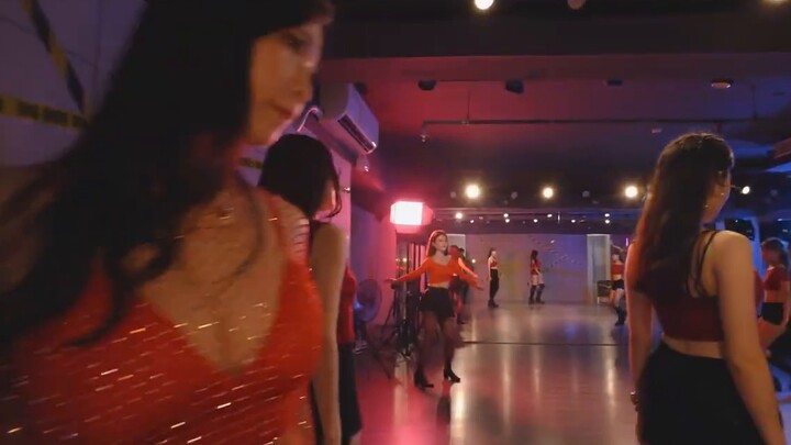 Gadis-gadis Taiwan membentuk grup untuk menampilkan tarian. Bukankah jauh lebih seru daripada tarian