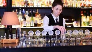 调酒师躲过了拉莫斯金菲士，却没躲过手凿冰球，还…放可乐