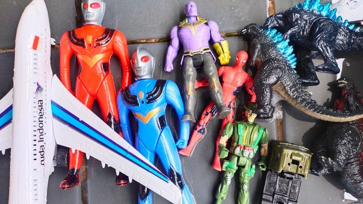 membersihkan ultraman, thnaos, spiderman, monster gozila, toys army, pesawat, mobil kontener,