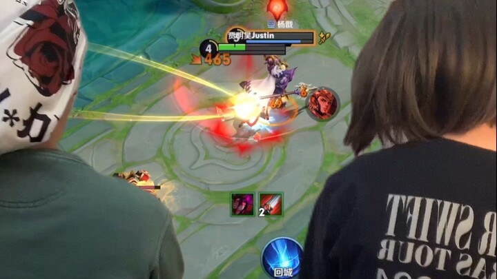 Chiếu game Vương Giả trên màn hình lớp học