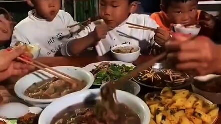 ชาวเน็ต: ลูกชายสามคน