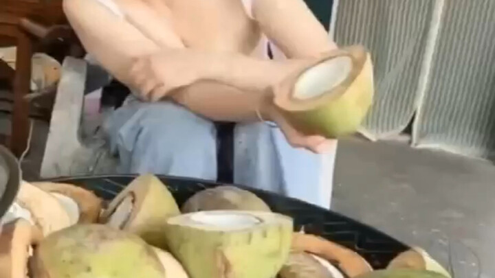 มะพร้าวลูกนี้ขายเท่าไหร่?