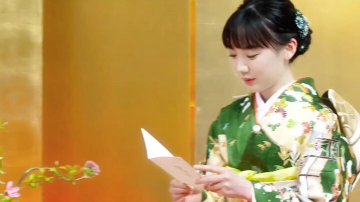 【Ashida Mana】Gaun hijau bersulam dengan sanggul anggun, sambil menunduk membaca surat dengan lembut 