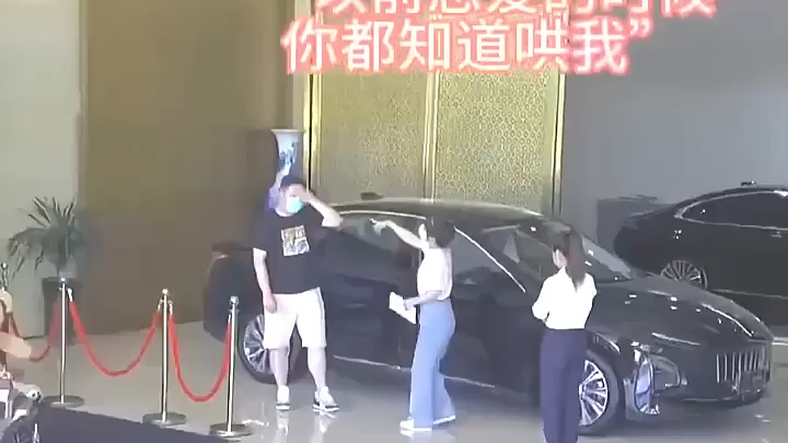 Cười quá đi mất! Vợ chồng mua xe cãi nhau, ông chồng đã “đọc vị” sẵn chiêu ứng phó khi vợ nổi giận