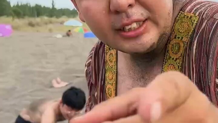 沙里躺一躺，新疆人解锁洗澡新玩法。