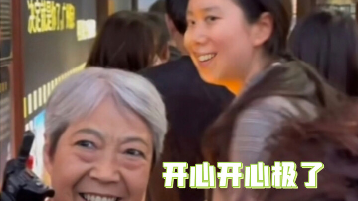 Furious over the mother-daughter line-jumping incident; judging by their expressions, I even thought