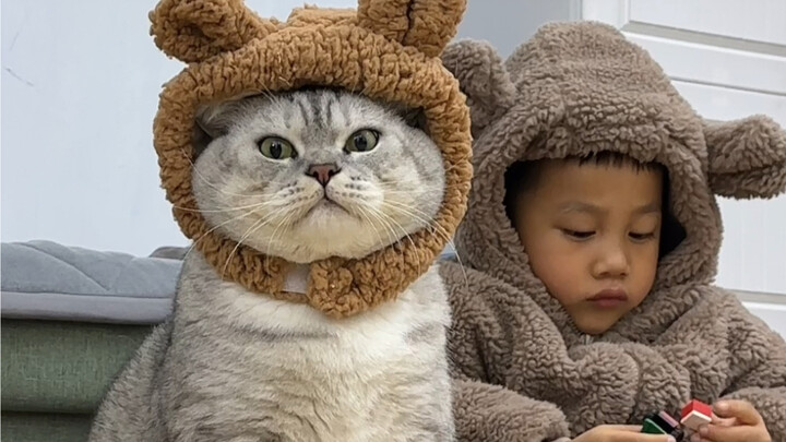 ต้าจ้วงกับน้องชายใส่หมวกเหมือนกัน