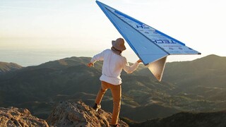 折一个巨型纸飞机，看看它能飞多远！