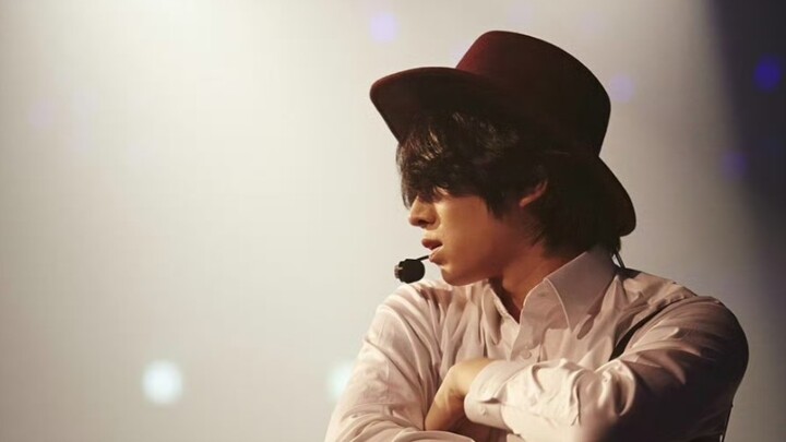 Kim Heechul, kamu makin bikin aku bingung sekarang. Kamu cuma muncul beberapa detik untuk bantu prom