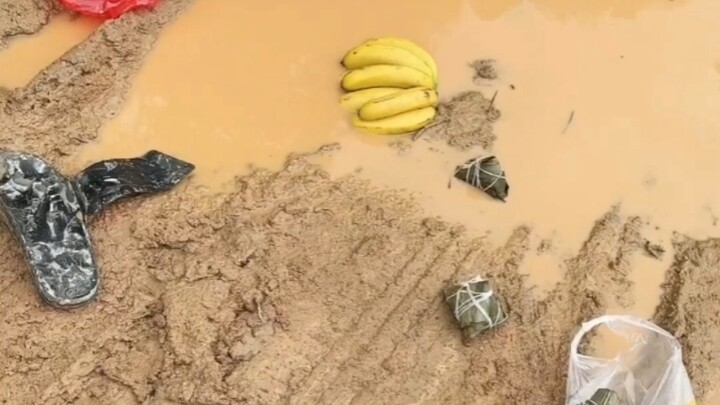 女子带妈妈泥路翻车，看得出妈妈已经起“杀心”了。